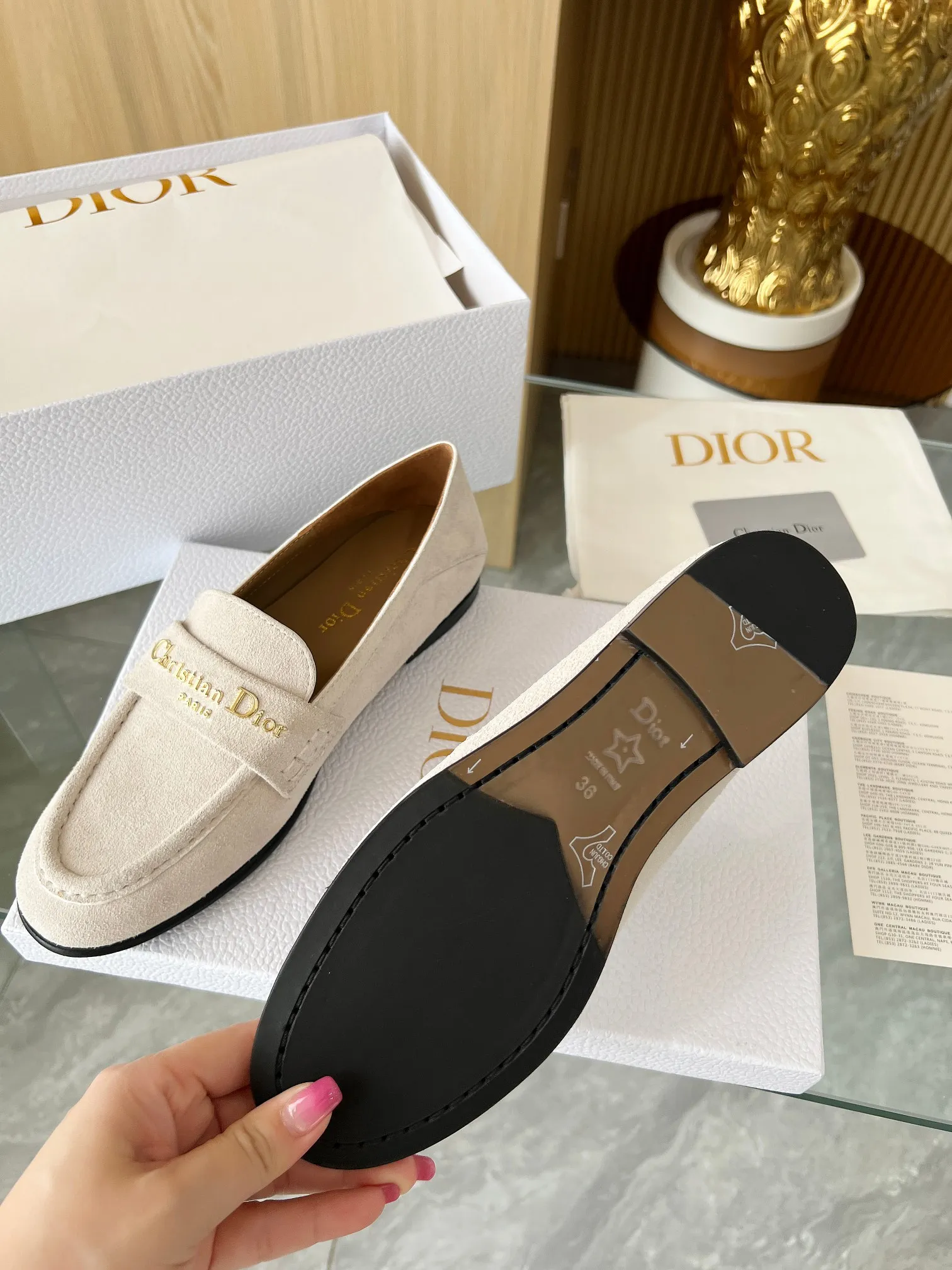 👟👟Ex-factory price 560👟👟 Dior's new spring and summer ultra-light series loafers are brand new. The layout strives to create fashionable classic items. New products created at the first major show of Paris Fashion Week. The inspiration is cleverly combined by D's chief designer on the perfect shoe shape. Paired with brand buckles, it is even more fashionable! Original version, perfect and exquisite workmanship!  ✔️Upper: original fabric ✔️Inner lining: imported sheepskin lining ✔️Sole: Italian genuine leather outsole ✔️Size: #35-41 (40 41 customized items are not returnable)